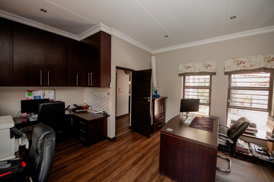 5 Bedroom Property for Sale in Baillie Park North West